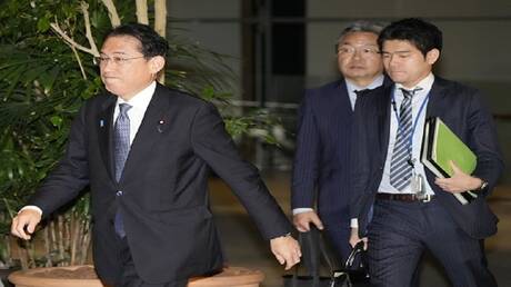 رئيس الوزراء الياباني يطرد نجله من منصب  