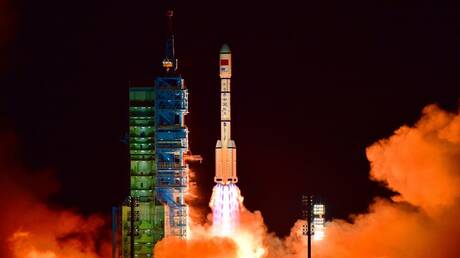 الصين تطلق مركبة فضائية مأهولة