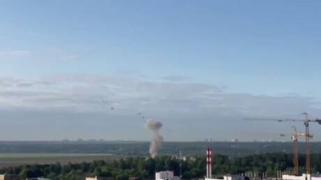 شهود عيان ينشرون فيديوهات لتصدي الدفاعات الجوية الروسية لطائرات مسيرة هاجمت مناطق قرب موسكو