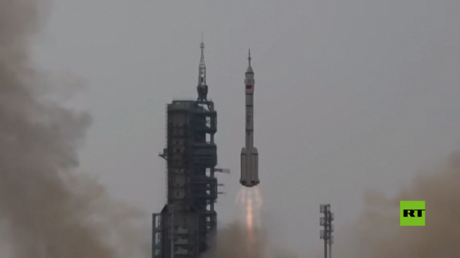 لحظة إطلاق الصين صاروخا يحمل مركبة 