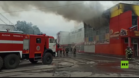 بالفيديو.. إخماد حريق بمركز تجاري في أوريخوفو-زويفو بضواحي موسكو