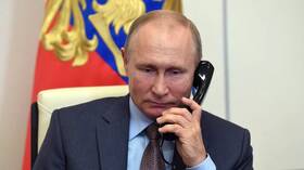 رد فعل بوتين على رنين هاتف مفاجئ خلال اجتماع رسمي (فيديو)