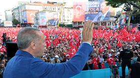 أردوغان بجانب ضريح مندريس: العالم ينتظر غدا إعلان تركيا لنهاية حقبة الانقلابات
