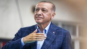 أردوغان يلتقي بصديقة والدته خلال زيارته لجيرانه باسطنبول