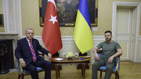 زيلينسكي يهنئ أردوغان ويأمل تعزيز العلاقات بين أوكرانيا وتركيا