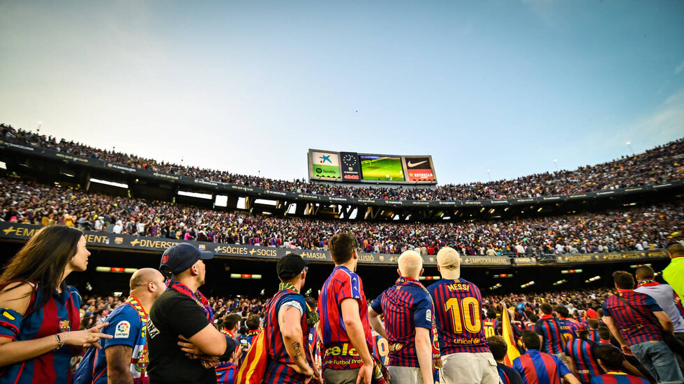 أسطورة ريال مدريد يجذب الأنظار في حفل توديع نجم برشلونة بوسكيتس (فيديو)