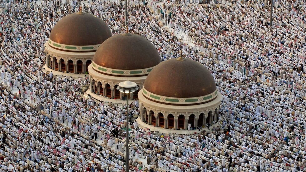 استقبال زوار المسجد الحرام بالبخور (فيديو)