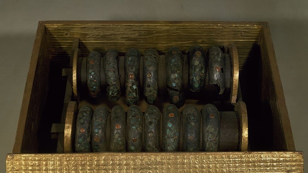 أساور فضية لملكة مصرية قديمة تقدم أول دليل على التجارة البعيدة بين مصر واليونان