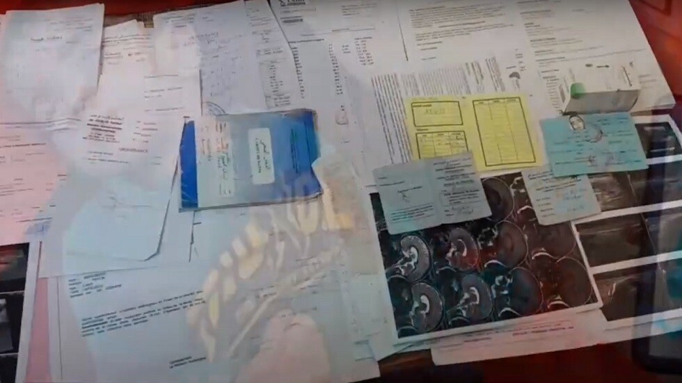 صوره هزت مواقع التواصل.. الملايين يتعاطفون مع أب جزائري يكافح لعلاج ابنه (فيديو)