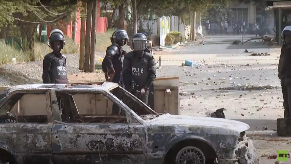 بينهم أمني.. مقتل 15 شخصا على الأقل في اشتباكات بين أنصار زعيم المعارضة والشرطة في السنغال (فيديو)