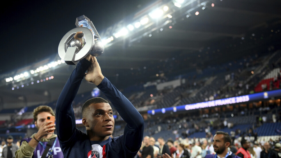 مبابي يودع ميسي بطريقة خاصة (فيديو)