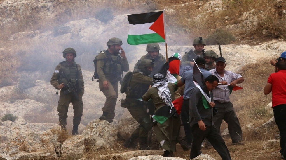 مستوطنون يهاجمون قرية برقة شمال نابلس (فيديو)