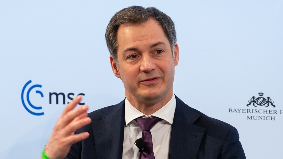 فقد الوعي لفترة قصيرة.. سقوط خطير لرئيس وزراء بلجيكا من على دراجته