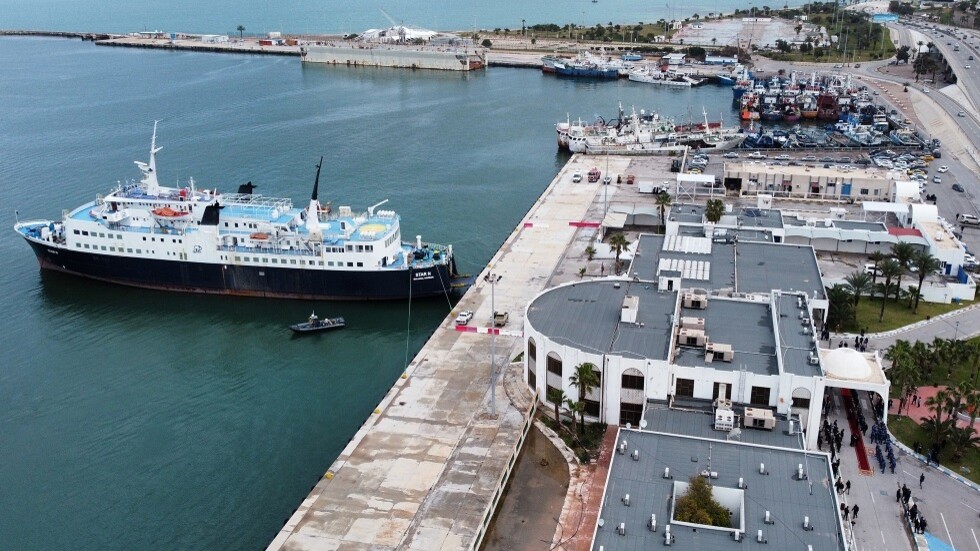 بعد أخضر البندقية وأحمر دمشق.. تغيّر لون أحد الشواطئ في تونس والسلطات توضح السبب!