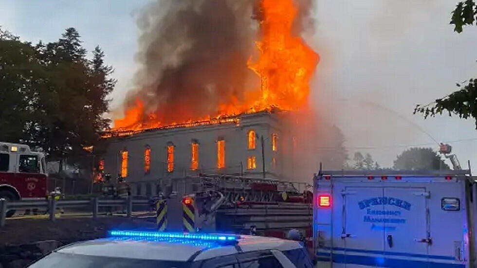 صاعقة تقصف كنيسة تاريخية في الولايات المتحدة (فيديو)