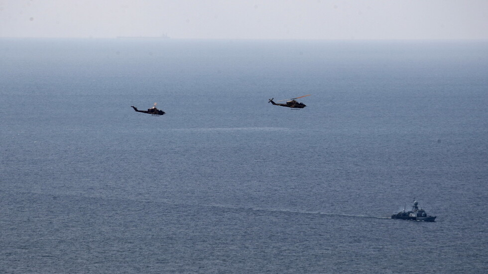 البحرية الأمريكية تعلن تعرض سفينة تجارية لمضايقات من زوارق إيرانية