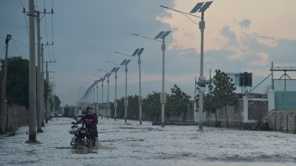 مقتل 15 شخصا وفقدان 8 آخرين جراء الفيضانات في هايتي (فيديو)