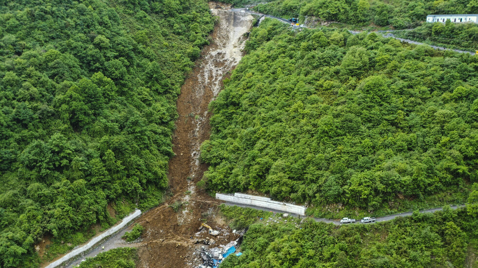 مقتل 19 شخصا بانهيار أرضي جنوب غرب الصين (فيديو)