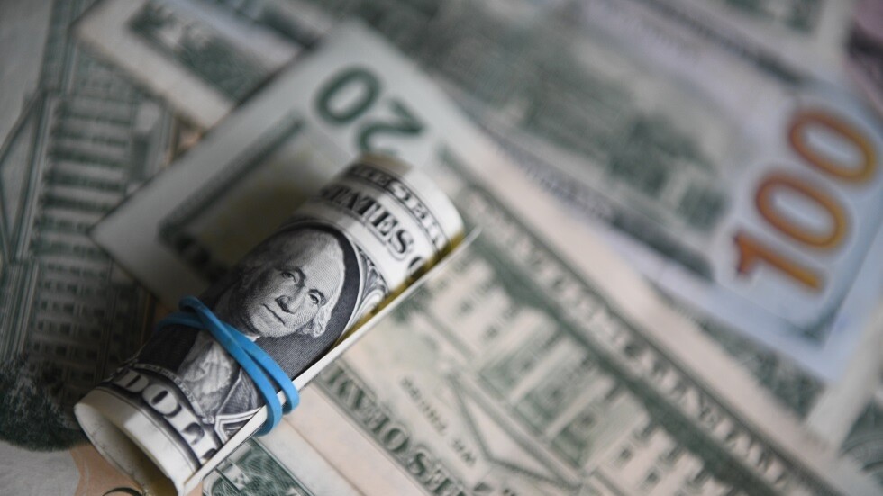 سياسي أمريكي: صراع روسيا مع الدولار أدى إلى بداية انهيار العملة الأمريكية