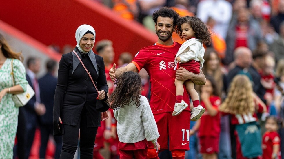 محمد صلاح بصحبة ابنته كيان على البحر (صورة)