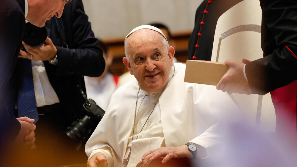 نقل البابا فرنسيس إلى المستشفى