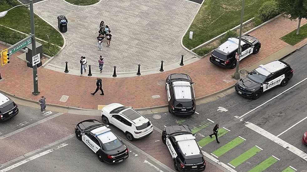 لحظة إطلاق نار خلال حفل تخريج طلاب مدرسة في الولايات المتحدة