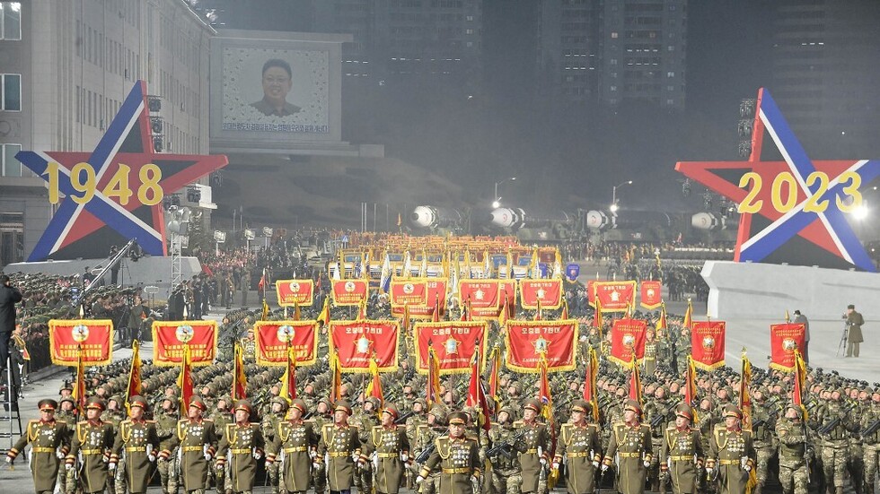 كوريا الشمالية.. منظمة شبابية تتبرع بقاذفات صواريخ متعددة إلى الجيش