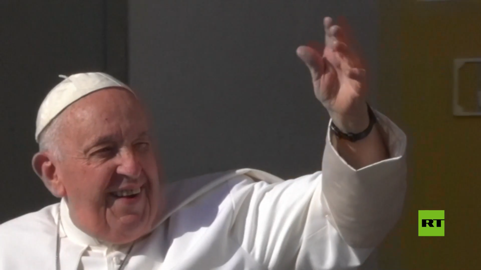 البابا يحيي المؤمنين في طريقه إلى العملية