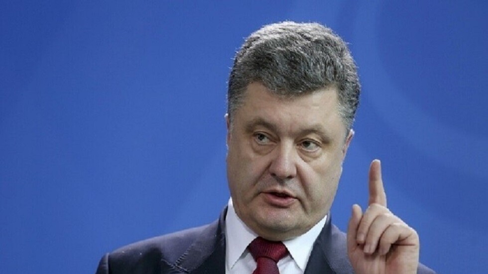 وهو ينظر إلى ساعة يده.. بوروشنكو: "الهجوم المضاد" يشن خلال ساعات قليلة