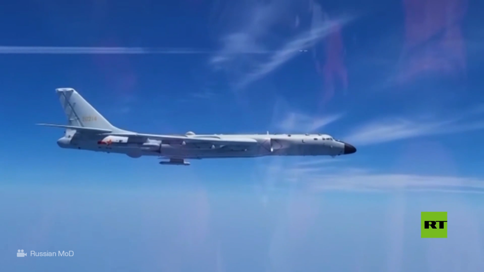 قاذفات استراتيجية روسية وصينية تحلق فوق آسيا والمحيط الهادئ وتواجه مقاتلات أجنبية