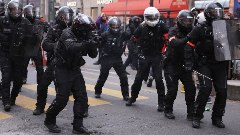 فرنسا.. غضب بعد تصوير ضباط شرطة  بوشوم "عقدة الموت" على أياديهم (صور + فيديو)