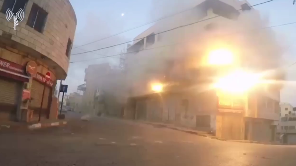 الجيش الإسرائيلي يوثق عملية تفجير منزل عائلة الأسير إسلام فروخ