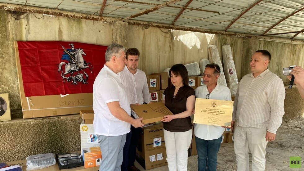 وفد موسكو يفتح فصول اللغة الروسية في سوريا (صور)