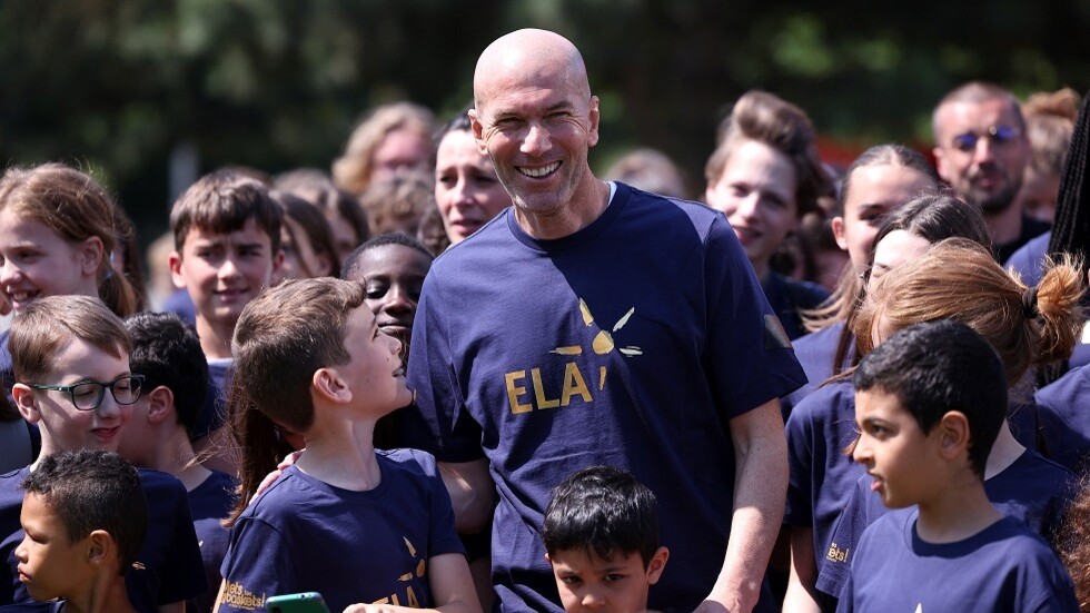 طفل يفاجئ الأسطورة زيدان بسؤال غير متوقع!