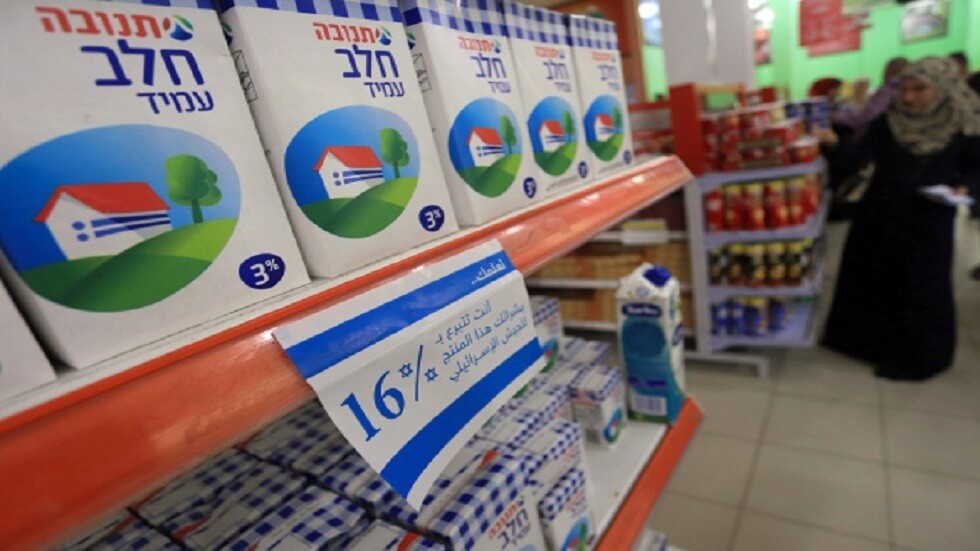 اليمن.. حكومة صنعاء تتلف سلعا تحمل علامات وشعارات إسرائيلية وأخرى خاصة بالمثليين (صورة)