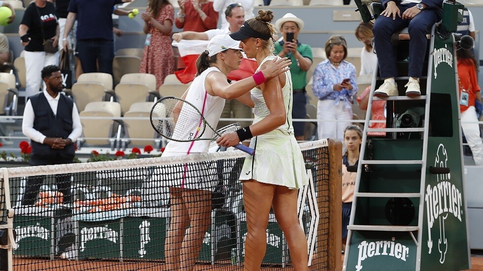 النجمة إيغا شفيونتيك تضع حدا لمغامرات بياتريز حداد مايا في فرنسا (فيديو)