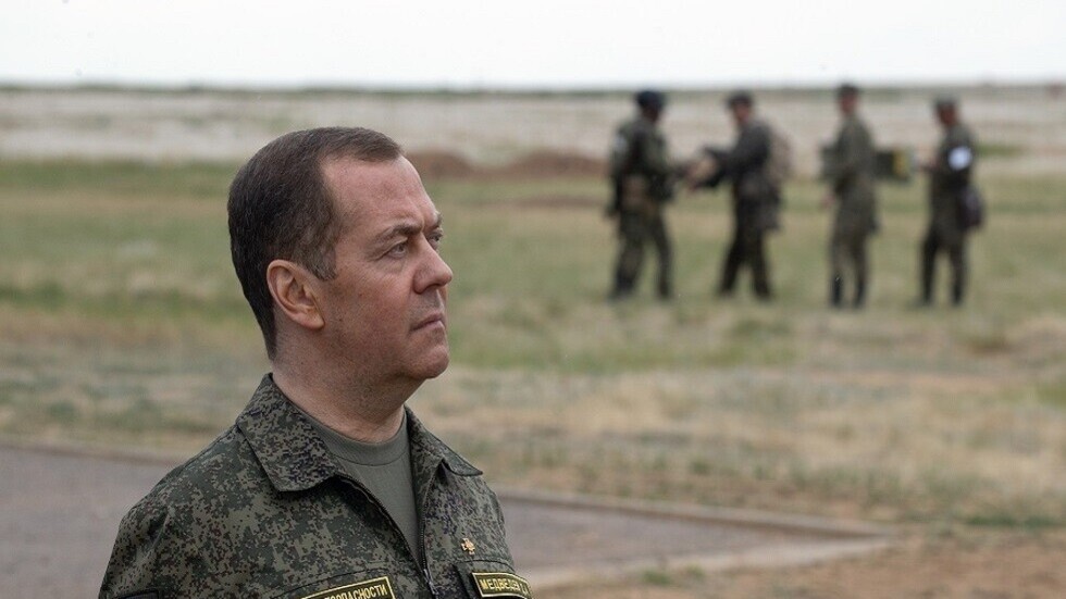 مدفيديف: واشنطن وراء أي نزاع إقليمي كبير وأيادي رؤسائها ملطخة بدماء ملايين الناس