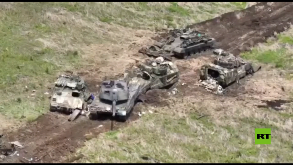 منها أحدث دبابة "ليوبارد" ومركبات "برادلي".. لقطات توثق معدات الناتو المدمرة في زابوروجيه