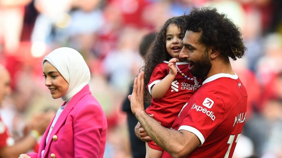 بعد صورة المطبخ.. محمد صلاح يستمتع بلعبة "النرد" على يخت سياحي (صور)