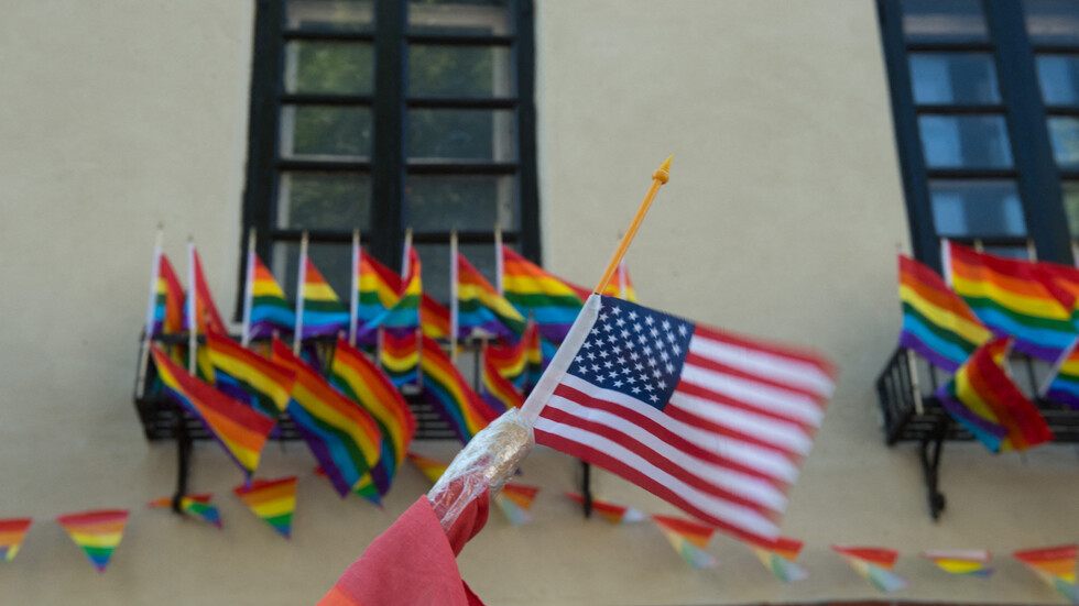 هجوم حاد على السفارة الأمريكية لدى لبنان لرفعها علم المثليين (صورة)