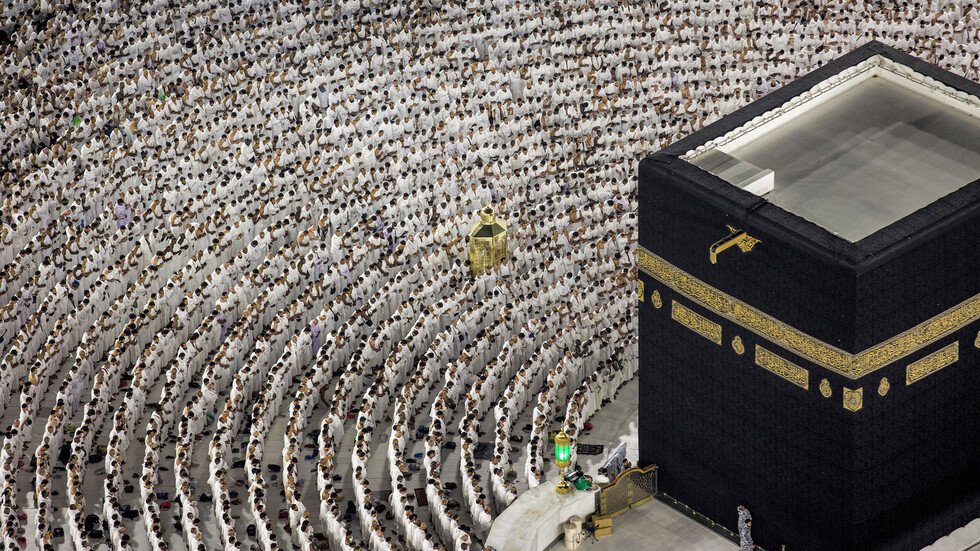 استعدادا لموسم الحج.. رفع كسوة الكعبة المشرفة 3 أمتار (صور + فيديو)