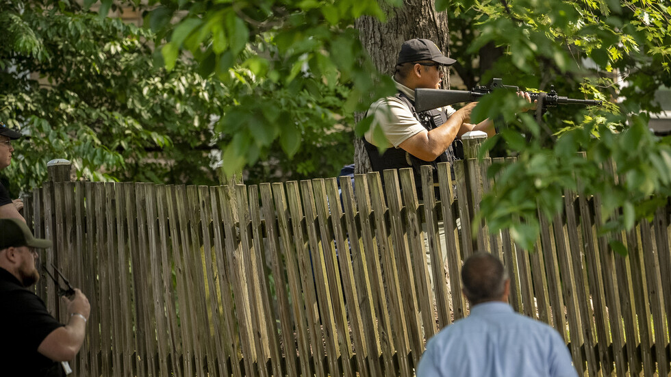 دب صغير يتجول في أحد أحياء العاصمة الأمريكية ويثير الذعر قبل السيطرة عليه (صور + فيديو)