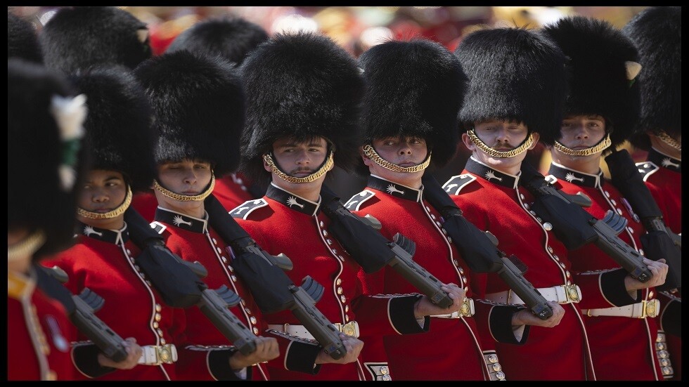 جنود بريطانيون يفقدون وعيهم خلال عرض عسكري بسبب الحر الشديد (صور + فيديو)