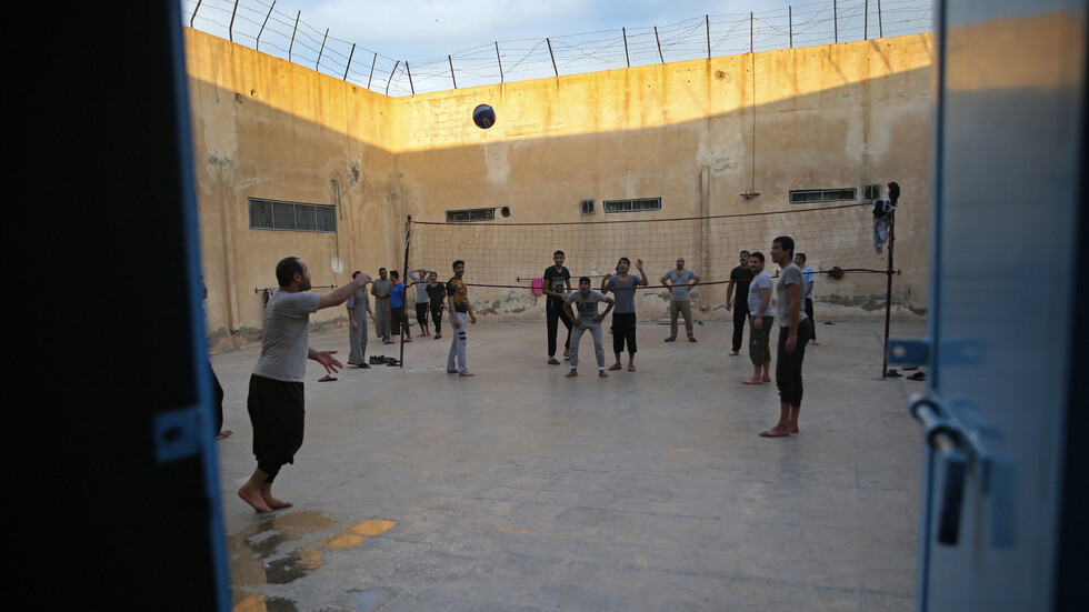 الإدارة الذاتية لشمال وشرق سوريا تحاكم مقاتلي "داعش" بعد رفض بلدانهم الأصلية إعادتهم