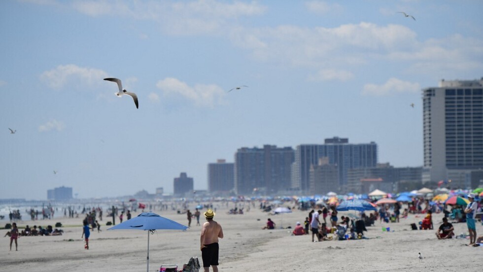 الولايات المتحدة.. رجل إطفاء يغرق أثناء محاولة إنقاذ ابنته في البحر