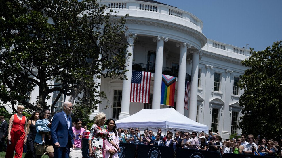 سخرية وضجة في مواقع التواصل عقب رفع علم المثليين على البيت الأبيض (صور+ فيديوهات)