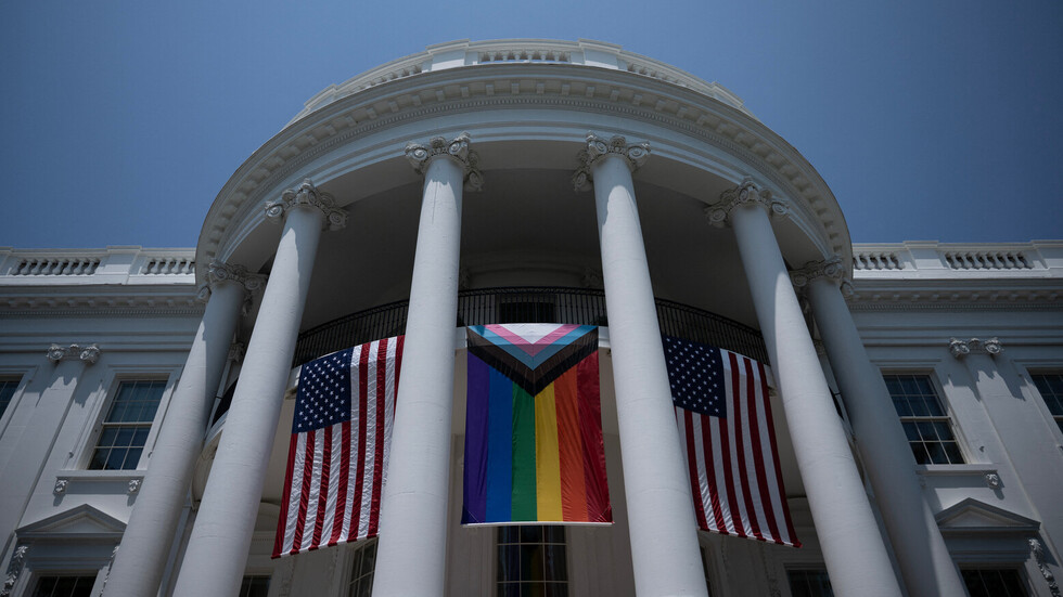 الحوثيون يطلقون "هاشتاغ" بخصوص رفع علم المثليين على البيت الأبيض