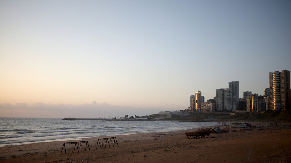 مقطع فيديو على شاطئ لبناني يثير ضجة كبيرة وبيان من إدارة المسبح (صورة)