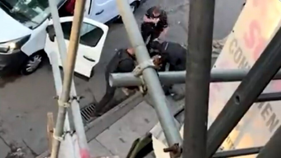 بريطانيا.. لحظة اعتقال رجل للاشتباه في ارتكابه عمليات طعن ودهس وقتل متتالية