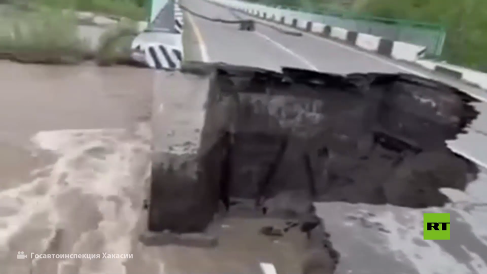 لقطات تظهر انهيار طريق سريع في خاكاسيا شرق روسيا بسبب الأمطار